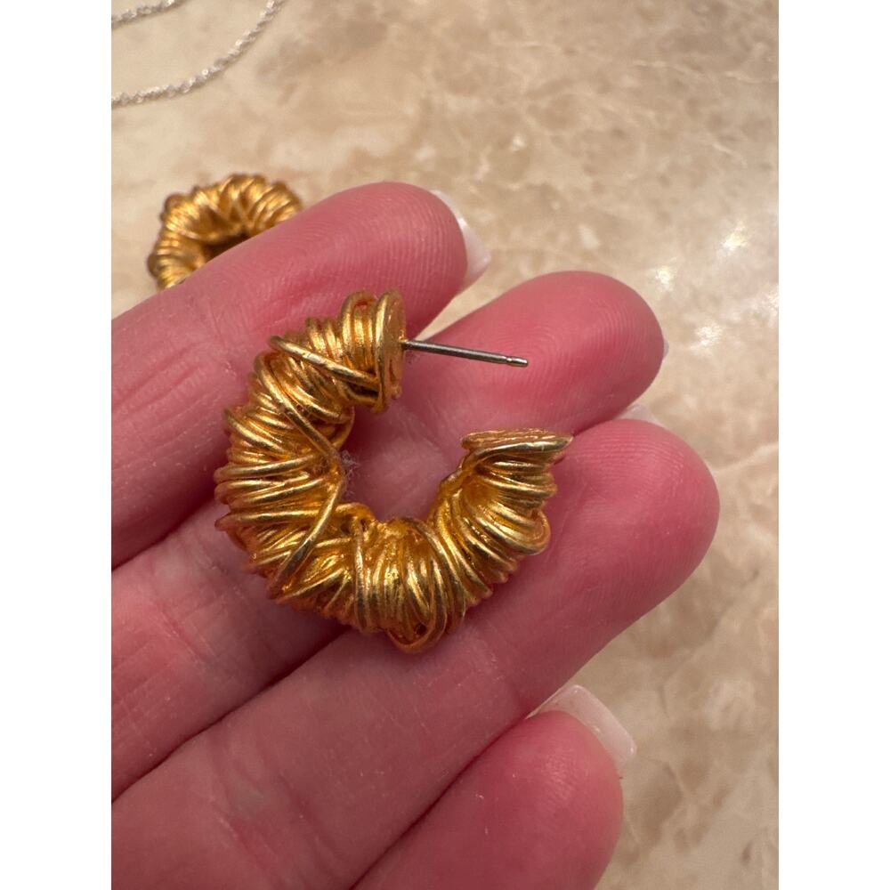 Vintage 1980s–1990s Gold Wire Wrapped Croissant Hoop Earrings - Picture 4 of 10